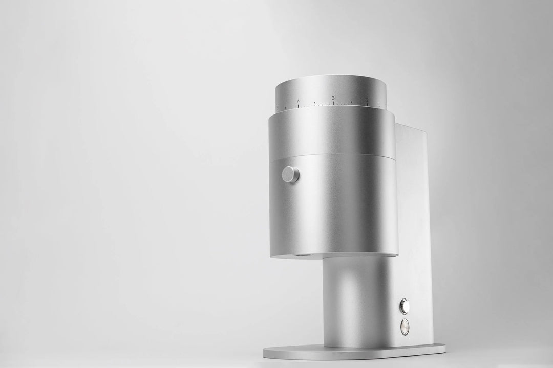 Option-O Lagom 01 Silber auf hellem Studiohintergrund – Coffee Coaching Club 13