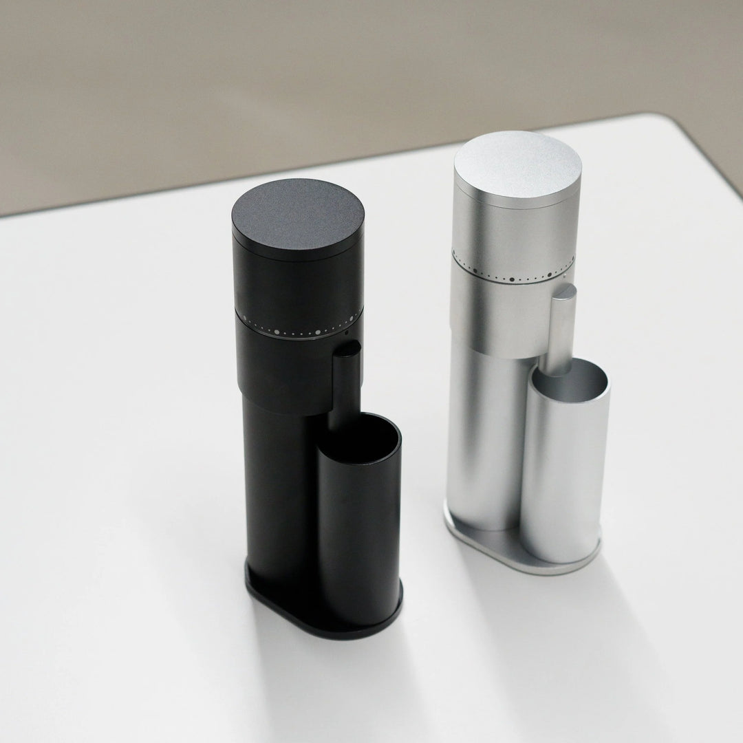 Option-O Lagom Mini 2 in Schwarz und Silber nebeneinander, Ganzmetall-Gehäuse – Coffee Coaching Club 21