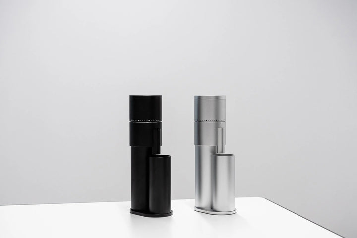 Option-O Lagom Mini 2 in Schwarz und Silber an der Tischkante – Coffee Coaching Club 22
