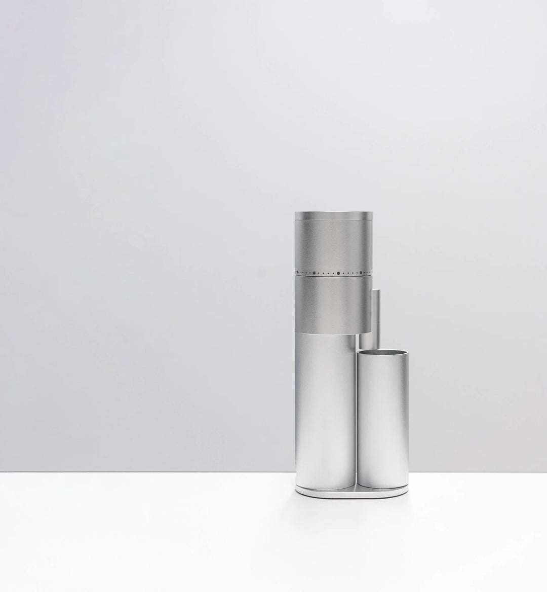 Option-O Lagom Mini 2 in Silber, Frontansicht auf hellem Tisch – Coffee Coaching Club 20