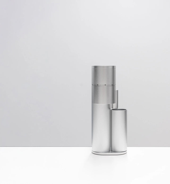 Option-O Lagom Mini 2 in Silber, Frontansicht auf hellem Tisch – Coffee Coaching Club 20