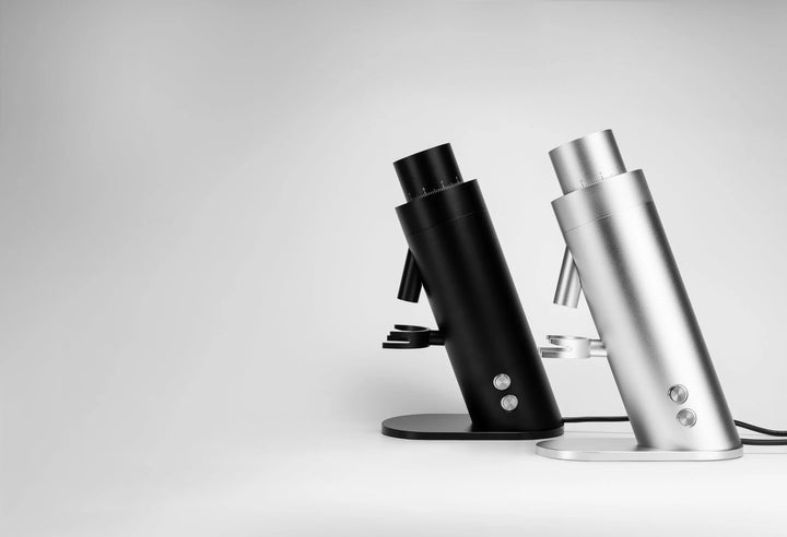 Option-O Lagom P80 Schwarz und Silber nebeneinander – Coffee Coaching Club 22