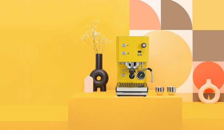 Profitec GO 2.0 Gelb auf einem Podest vor gelbem Hintergrund – Coffee Coaching Club 7