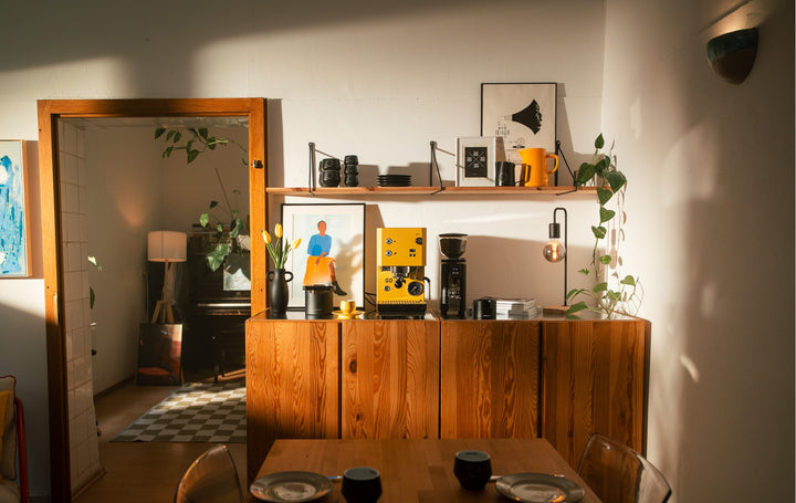 Profitec GO 2.0 Gelb neben einer Mühle auf einem Holzsideboard im Wohnraum – Coffee Coaching Club 10