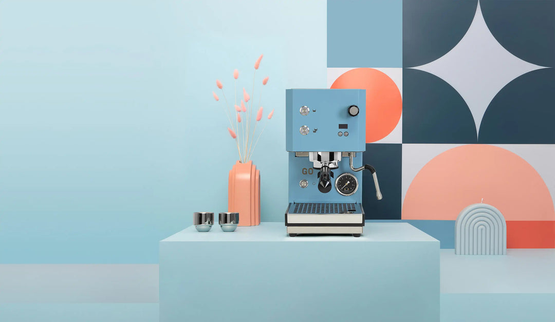 Profitec GO 2.0 Hellblau auf einem Podest vor hellblauem Hintergrund – Coffee Coaching Club 9