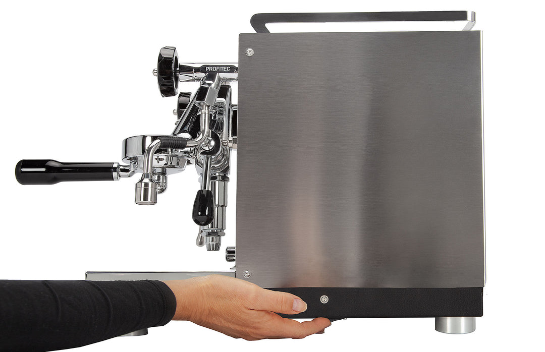 Profitec PRO 400 Seitenansicht mit Hand am 3-Positions-Schalter – Coffee Coaching Club 8