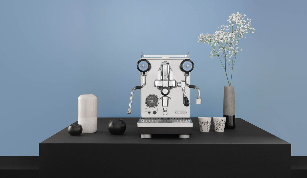 Profitec PRO 400 auf schwarzem Sockel vor blauer Wand – Coffee Coaching Club 6