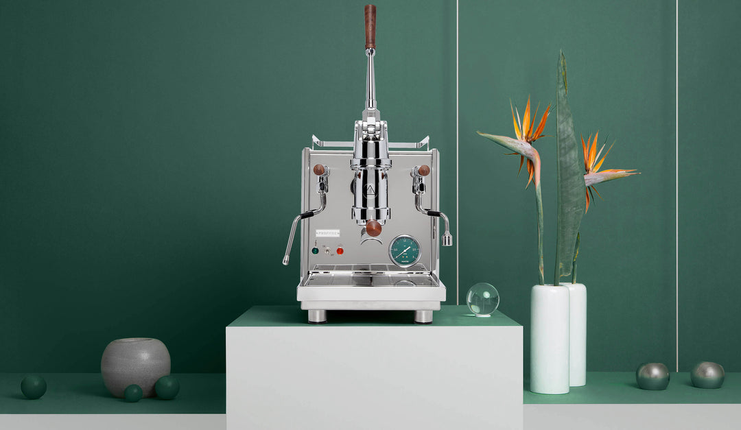 Profitec Pro 800 auf weissem Sockel vor grüner Wand – Coffee Coaching Club 5