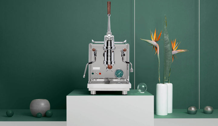 Profitec Pro 800 auf weissem Sockel vor grüner Wand – Coffee Coaching Club 5