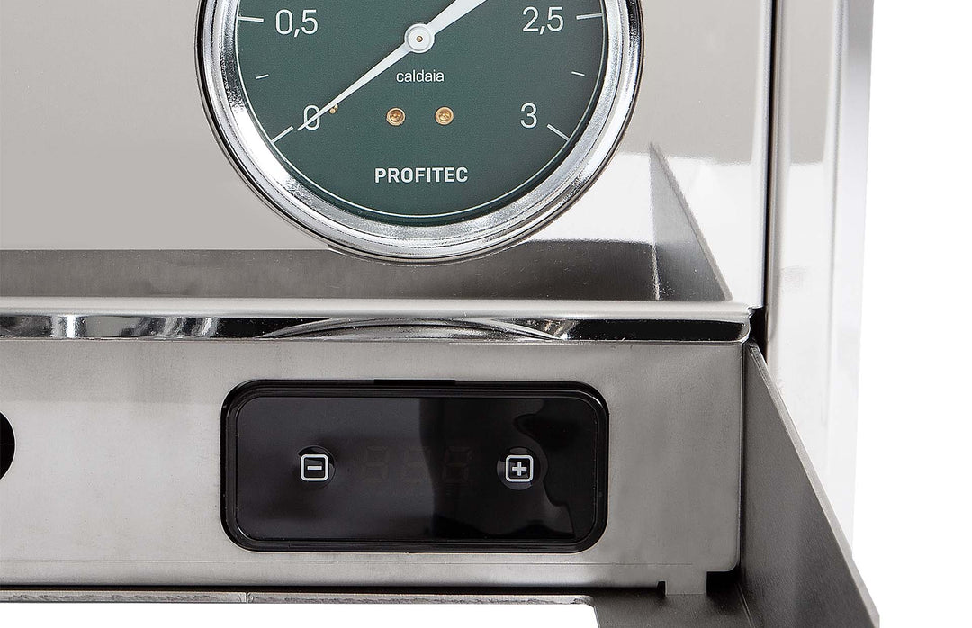 Profitec Pro 800 Manometer und PID-Display hinter der Wasserauffangschale – Coffee Coaching Club 7