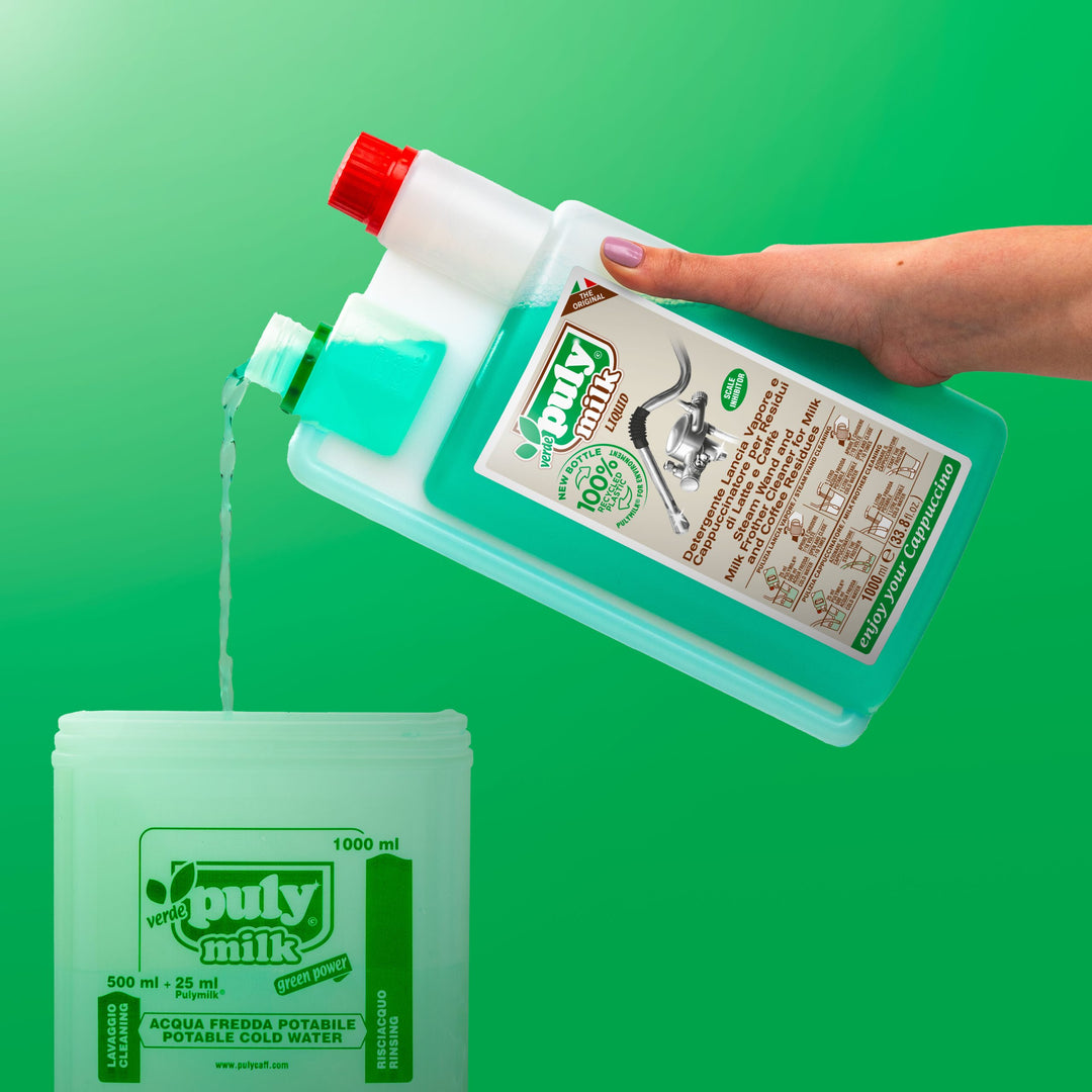 Puly Caff pulyMILK Reiniger wird in ein Reinigungsgefäss dosiert – Coffee Coaching Club 2