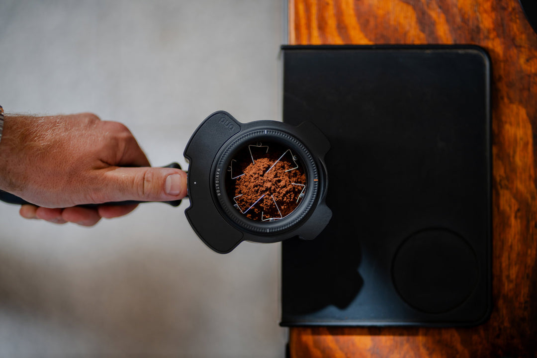 PUQ Prep Navigator Schwarz auf dem Siebträger neben der Mühle – Coffee Coaching Club 8