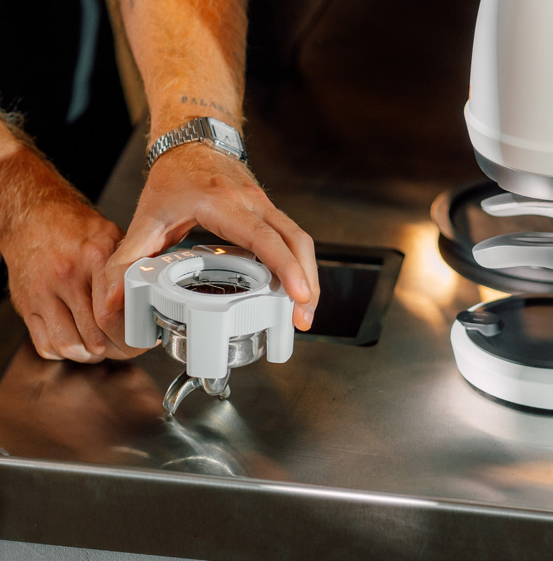 PUQ Prep Navigator Weiss wird auf den Siebträger gesetzt – Coffee Coaching Club 11