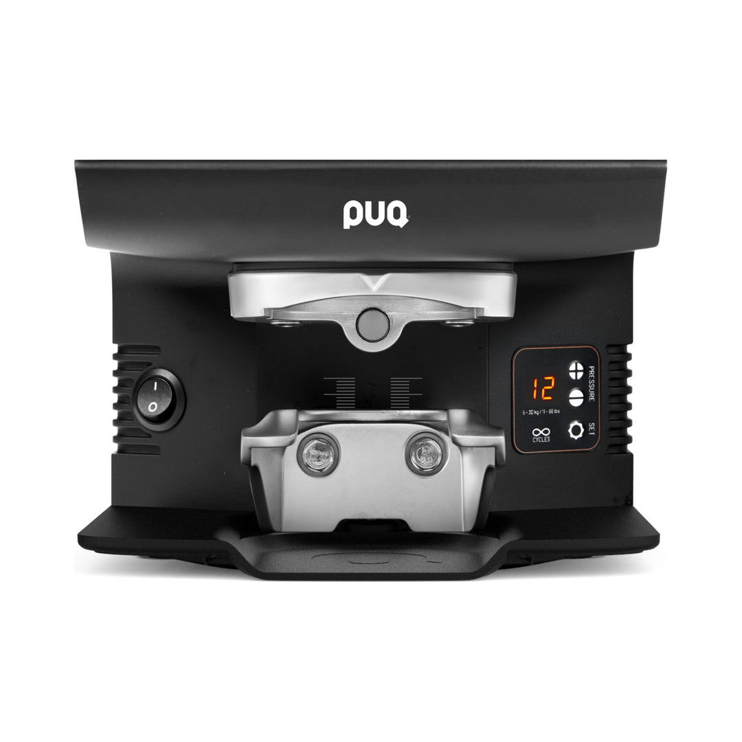 Puqpress M6 automatischer Tamper matt schwarz, Frontansicht mit Bedienfeld – Coffee Coaching Club