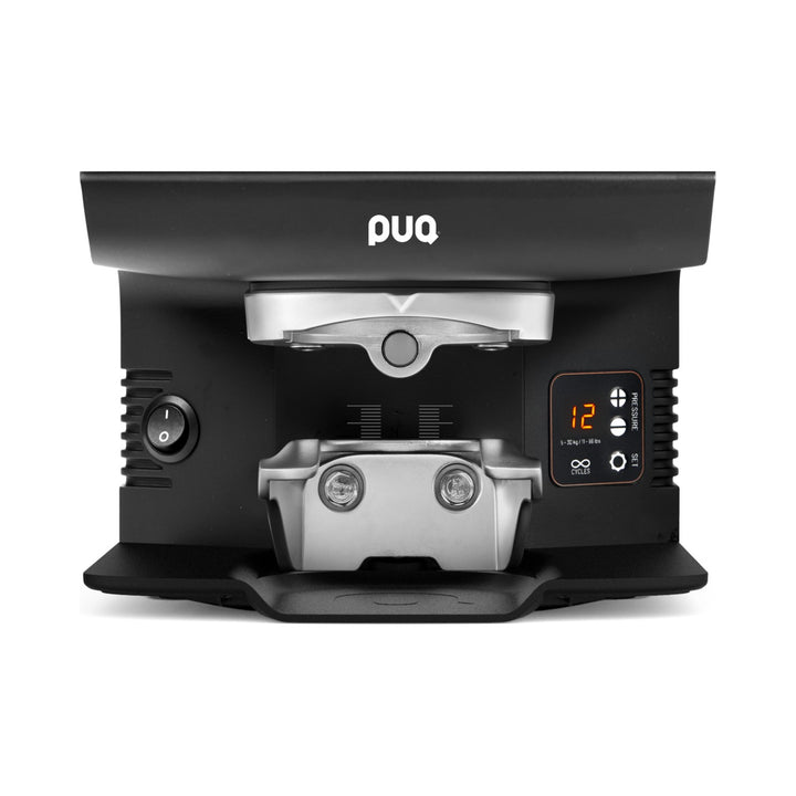 Puqpress M6 automatischer Tamper matt schwarz, Frontansicht mit Bedienfeld – Coffee Coaching Club