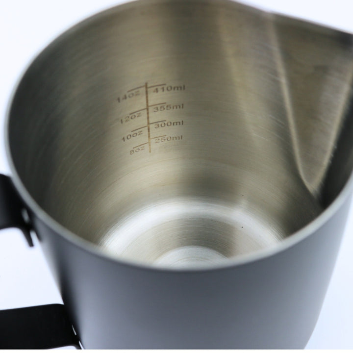 Rhino Pro Stealth Pitcher 600 ml Schwarz, geätzte Skala 250–410 ml innen – Coffee Coaching Club 9