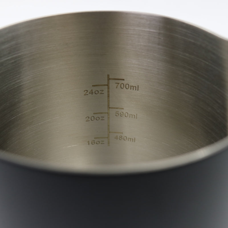 Rhino Pro Stealth Pitcher 950 ml Schwarz, geätzte Skala 480–700 ml innen – Coffee Coaching Club 10