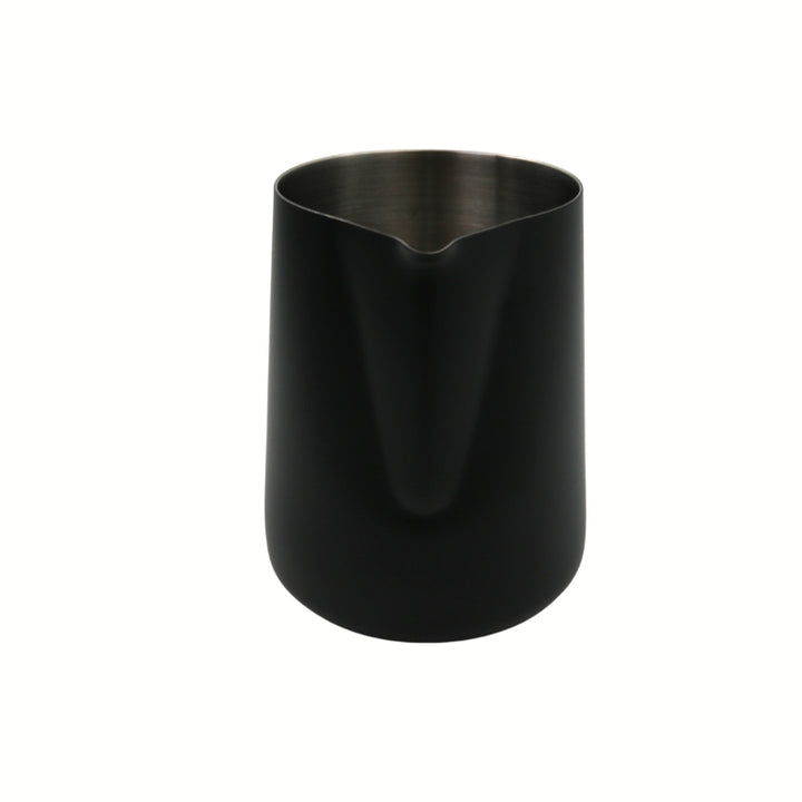 Rhino Pro Stealth Pitcher Schwarz, Frontansicht mit Auslauf – Coffee Coaching Club 11