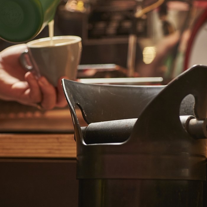 Rhino Thumpa Knock Box Kragen und Schlagstange an der Bar – Coffee Coaching Club 3