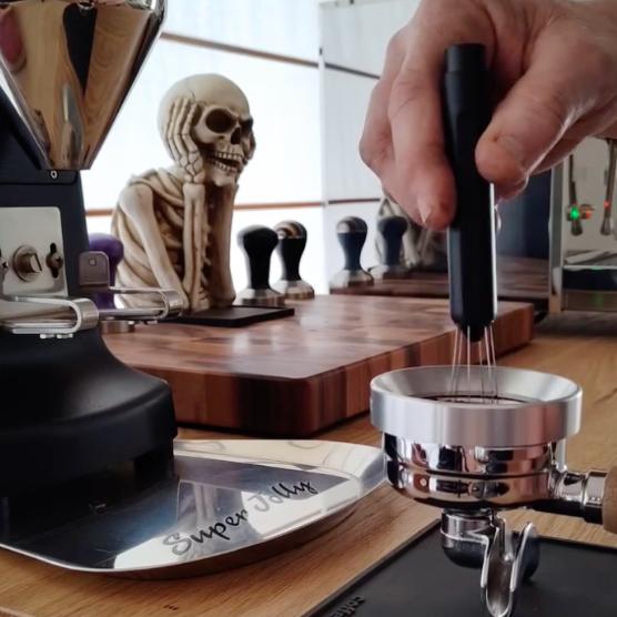 Subminimal Flick WDT Tool beim Verteilen im Siebträger an der Mühle – Coffee Coaching Club 9