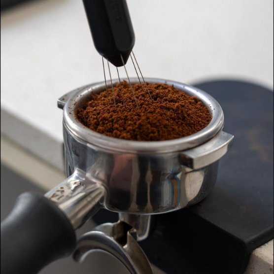 Subminimal Flick WDT Tool mit Nadeln im Kaffeemehl im Siebträger – Coffee Coaching Club 11