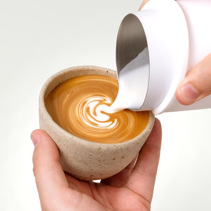 Subminimal NanoFoamer Lithium Mikroschaum beim Eingiessen von Latte Art – Coffee Coaching Club 16