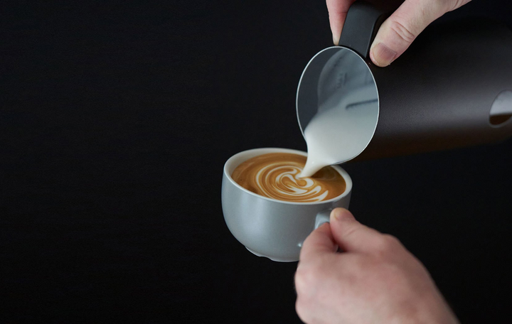 Subminimal NanoFoamer PRO GEN2 Mikroschaum in eine Tasse giessen – Coffee Coaching Club 32