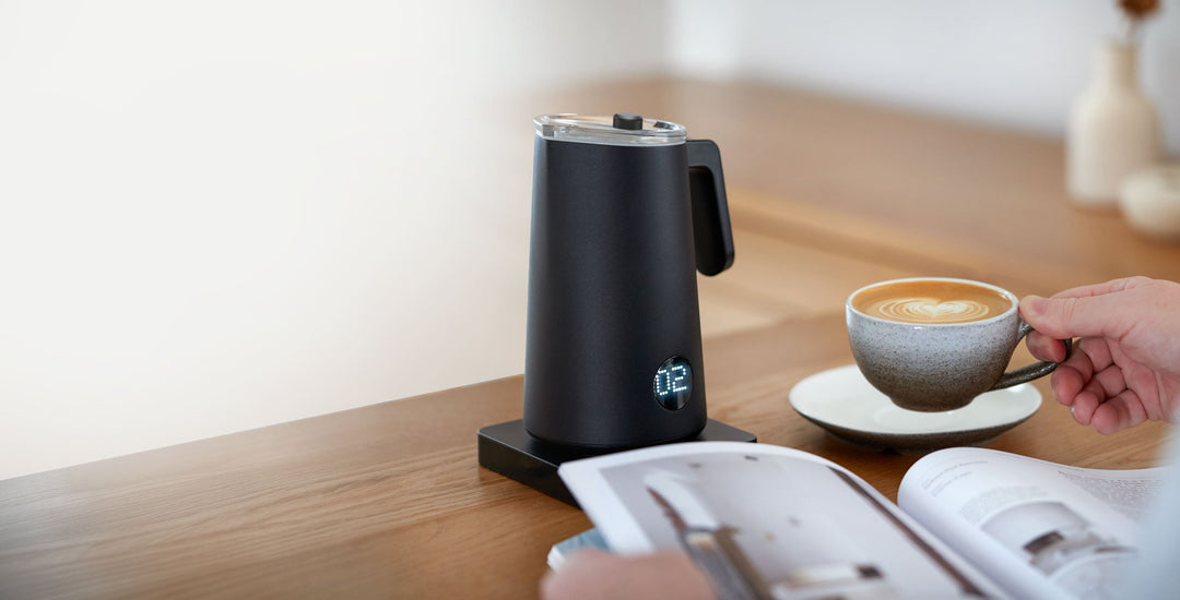 Subminimal NanoFoamer PRO GEN2 neben Cappuccino auf dem Küchentisch – Coffee Coaching Club 26