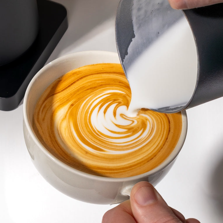 Subminimal NanoFoamer PRO GEN2 Latte Art aus der Kanne giessen – Coffee Coaching Club 31