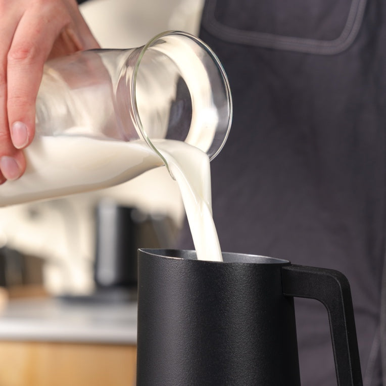 Subminimal NanoFoamer PRO GEN2 Milch in die Kanne giessen – Coffee Coaching Club 29