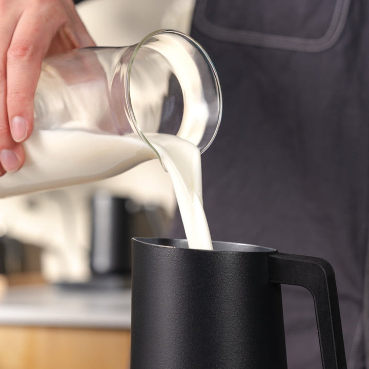 Subminimal NanoFoamer PRO GEN2 Milch in die Kanne giessen – Coffee Coaching Club 29