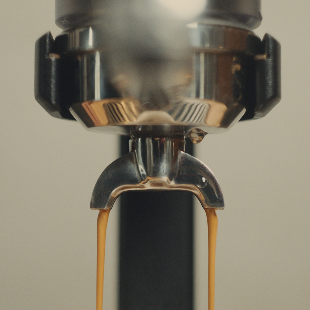 Superkop Manuelle Espressomaschine Espresso läuft aus dem Siebträger – Coffee Coaching Club 8