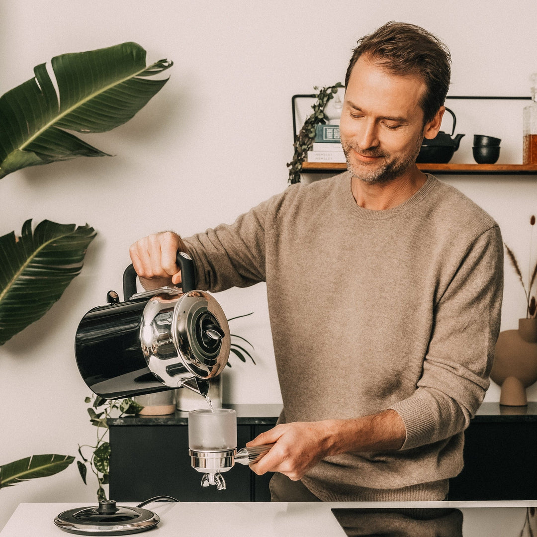Superkop Manuelle Espressomaschine heisses Wasser in den Wasserbecher giessen – Coffee Coaching Club 7
