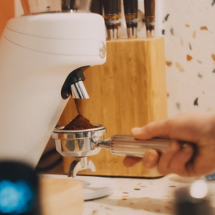 Superkop Manuelle Espressomaschine Kaffee in den Siebträger mahlen – Coffee Coaching Club 6