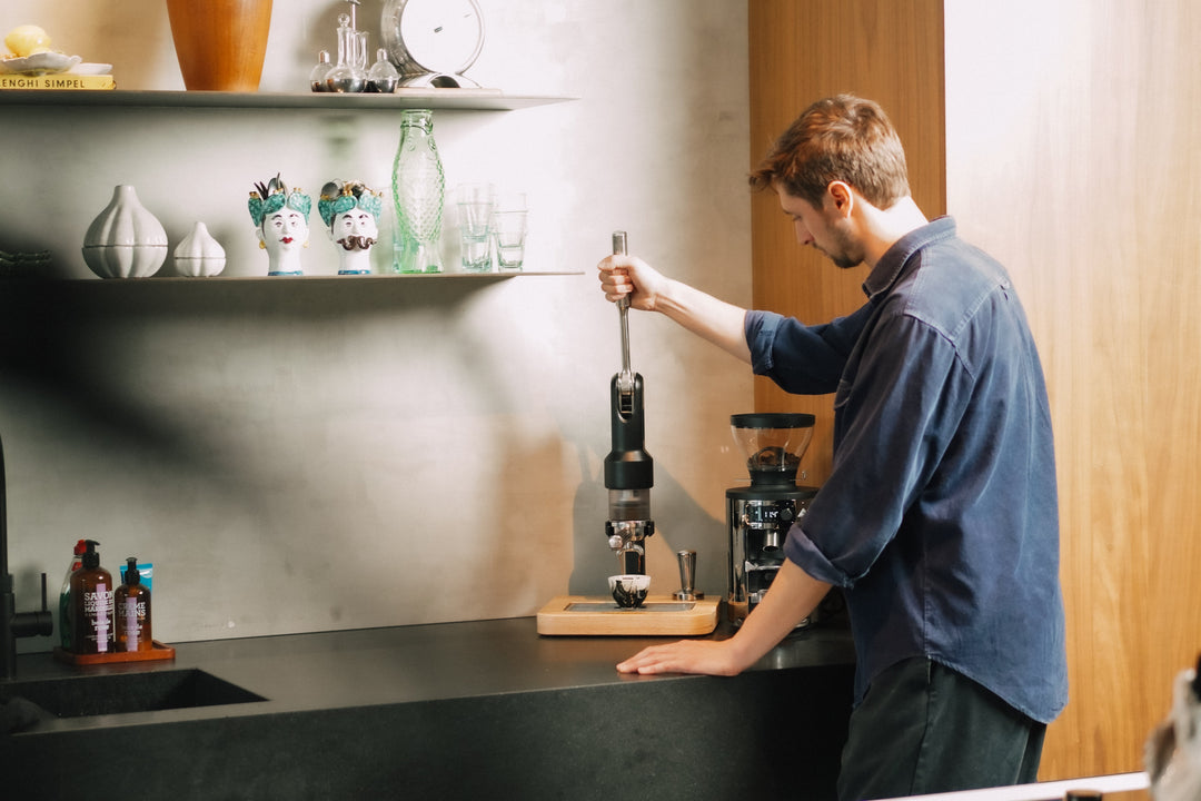 Superkop Manuelle Espressomaschine Schwarz beim Ziehen des Hebels – Coffee Coaching Club 9