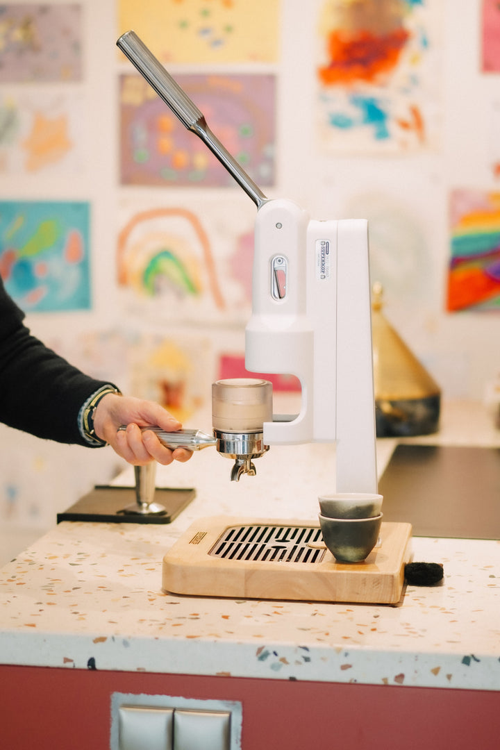 Superkop Manuelle Espressomaschine Weiss in der Küche – Coffee Coaching Club 5