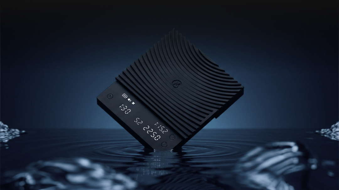 Timemore Black Mirror Basic 3 Schwarz mit leuchtendem Display über Wasser – Coffee Coaching Club 13