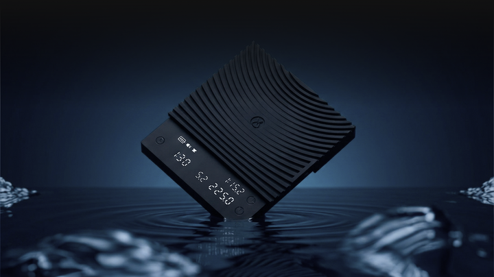Timemore Black Mirror Basic 3 Schwarz mit leuchtendem Display über Wasser – Coffee Coaching Club 13