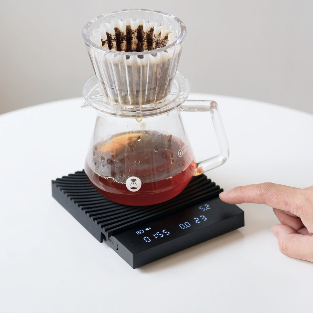 Timemore Black Mirror Basic 3 Schwarz beim Pour-Over mit Glaskanne – Coffee Coaching Club 10