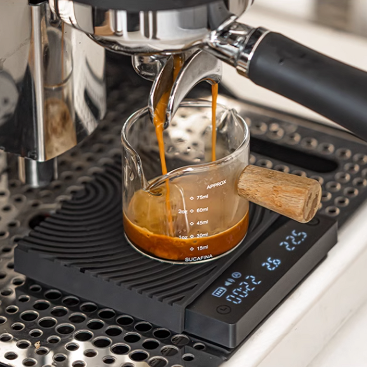 Timemore Black Mirror Basic Mini Espressobezug auf der Waage – Coffee Coaching Club 25