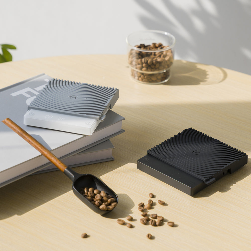Timemore Black Mirror Basic Mini in Schwarz und Weiss auf dem Tisch mit Kaffeebohnen – Coffee Coaching Club 27