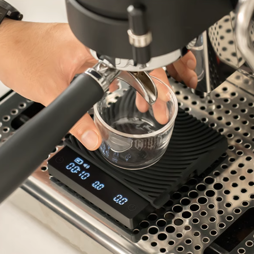Timemore Black Mirror Basic Mini mit Glas unter dem Siebträger auf der Waage – Coffee Coaching Club 26