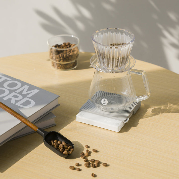 Timemore Black Mirror Basic Mini Weiss mit Glaskanne und Bohnen – Coffee Coaching Club 28