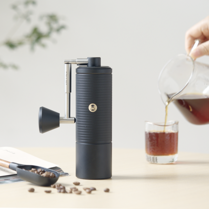 Timemore Chestnut C5 Pro Schwarz neben Filterkaffee und Kaffeebohnen – Coffee Coaching Club 9