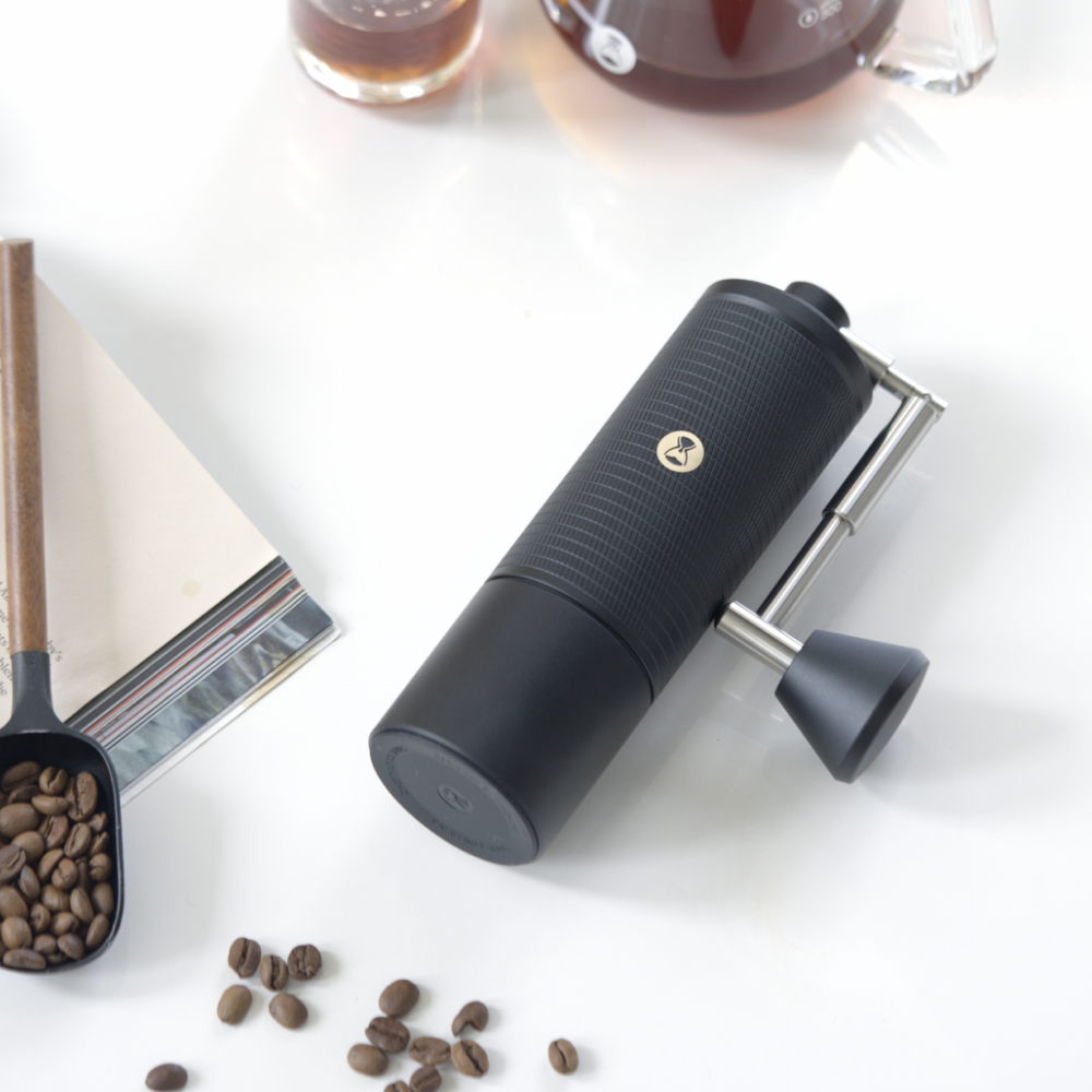 Timemore Chestnut C5 Pro Schwarz liegend neben Bohnenschaufel und Filterkaffee – Coffee Coaching Club 17
