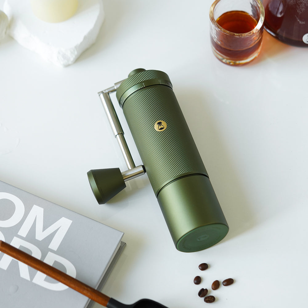 Timemore Chestnut S3 Grün liegend mit Kaffeebohnen – Coffee Coaching Club 9