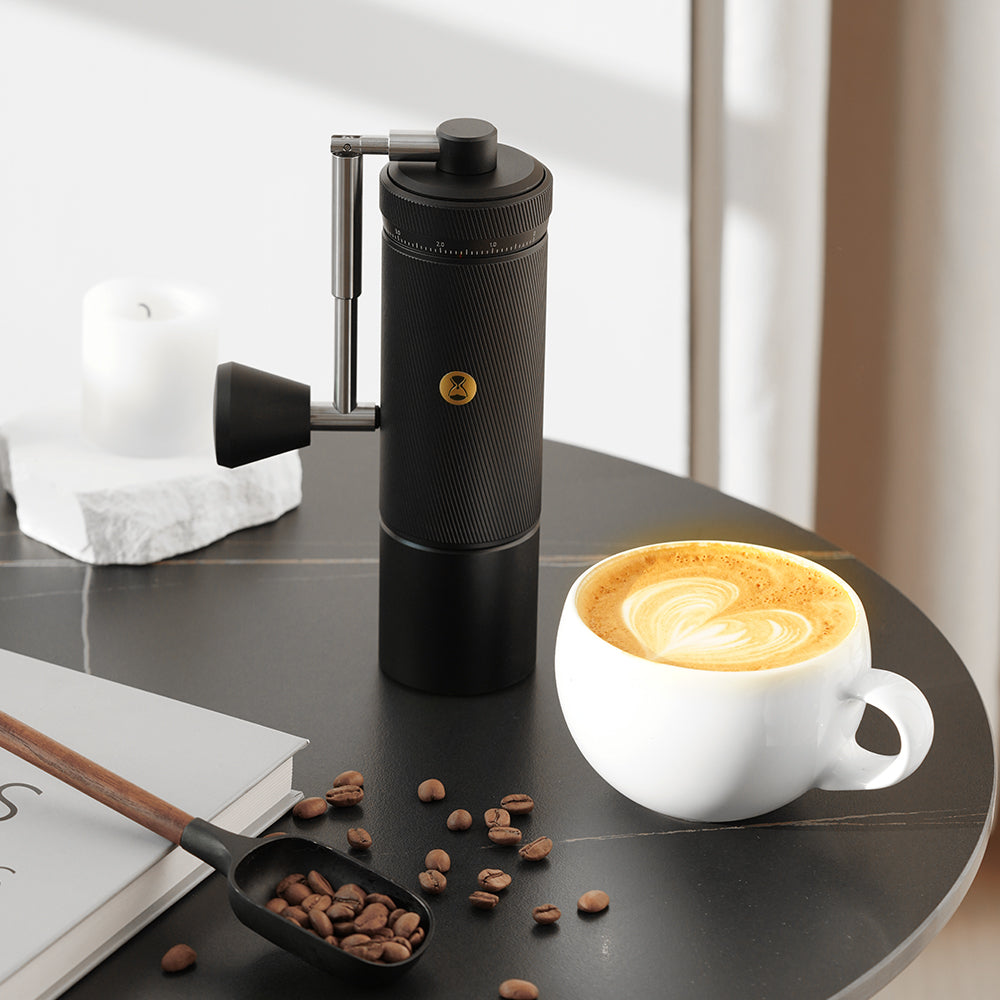 Timemore Chestnut S3 Schwarz neben einem Cappuccino – Coffee Coaching Club 7