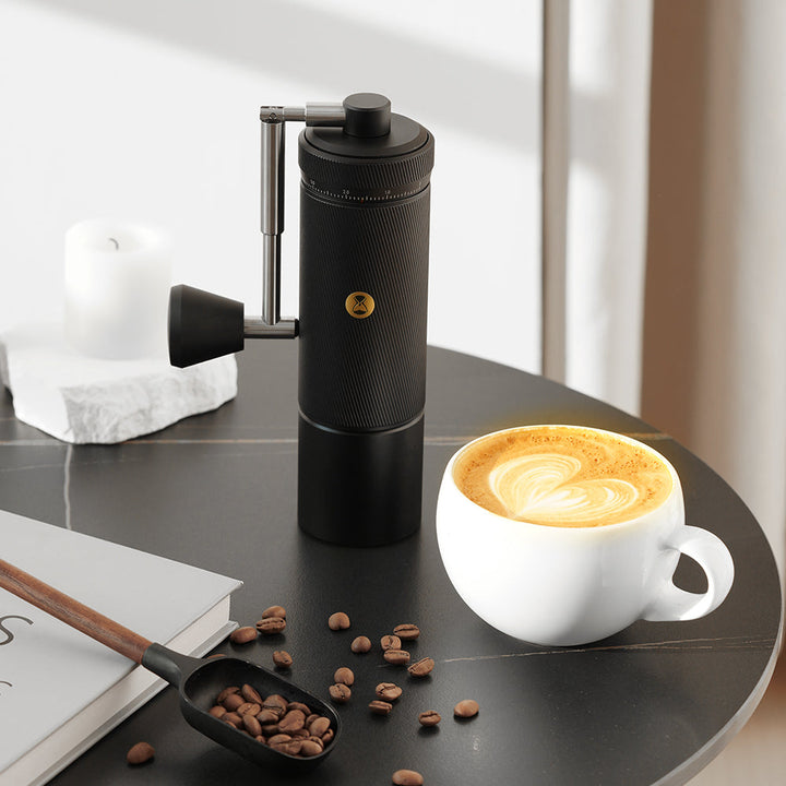 Timemore Chestnut S3 Schwarz neben einem Cappuccino – Coffee Coaching Club 7