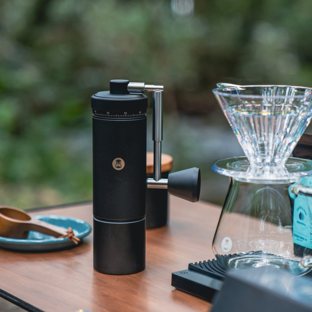 Timemore Chestnut S3 Schwarz mit Glas-Dripper im Freien – Coffee Coaching Club 6