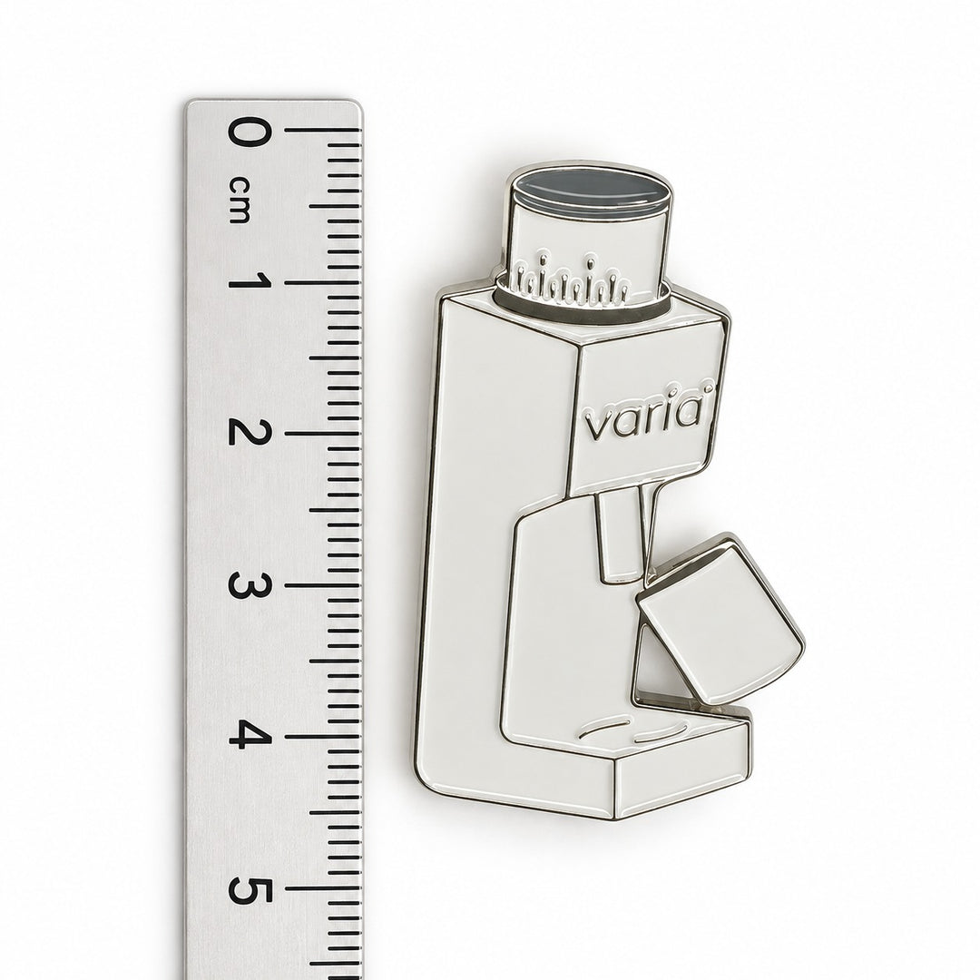 Varia Pin VS3 Bianco accanto a un righello in cm – Coffee Coaching Club 3